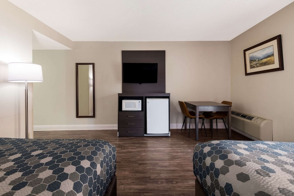Econo Lodge Inn and Suites On The River 47/61