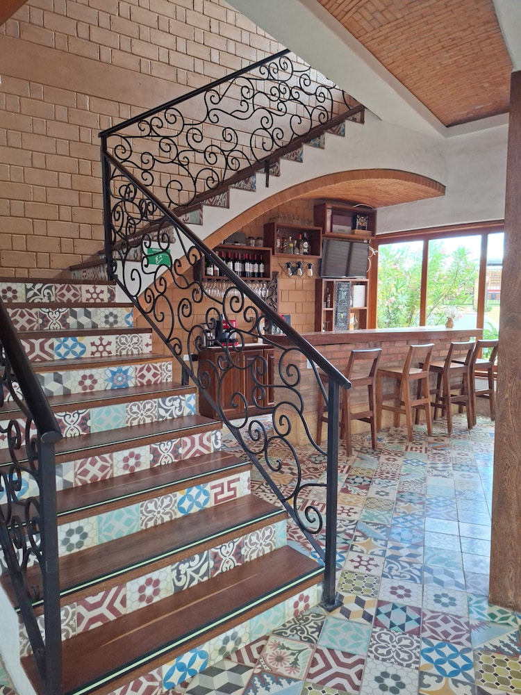 La Alhambra Hotel 5/50
