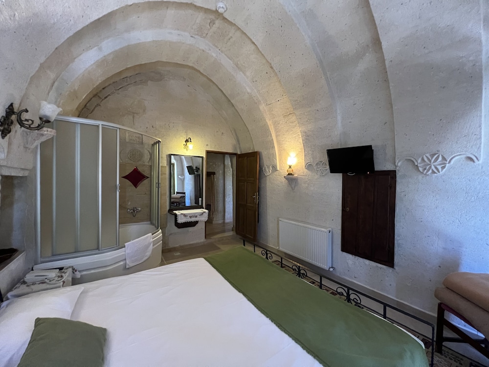 El Puente Cave Hotel 6/50