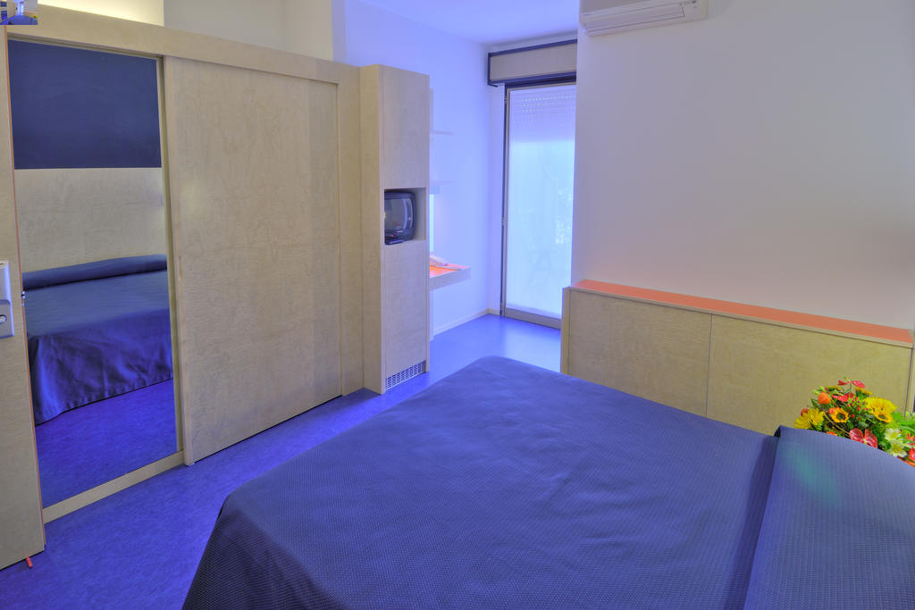 ROOM, DOUBLE BED