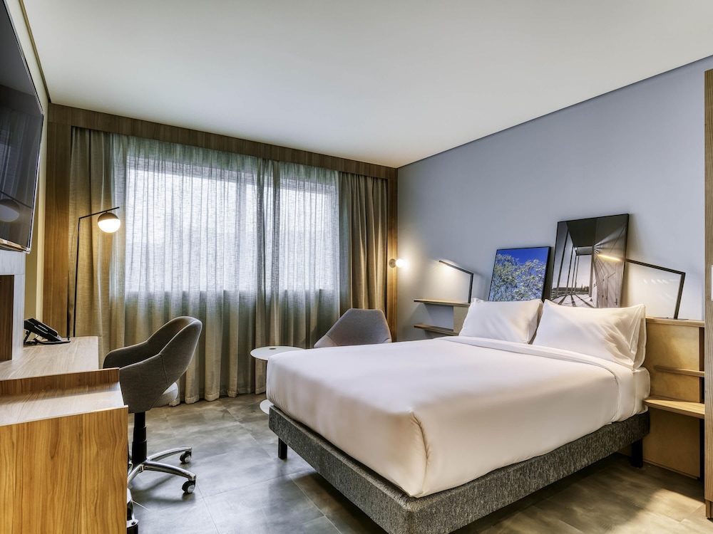 SUPERIOR, QUEEN BED