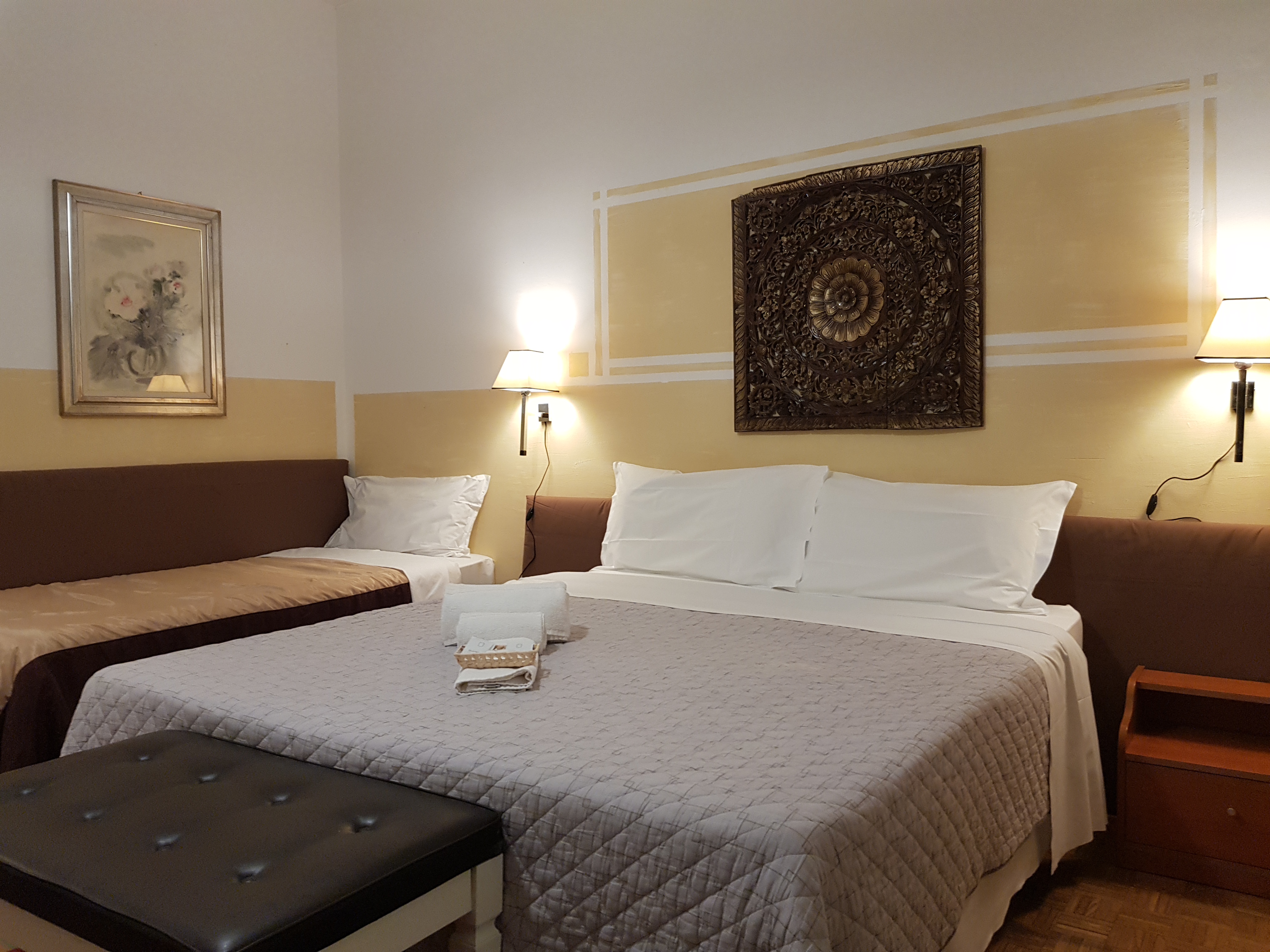 ROOM, TRIPLE, SHARED BATHROOM