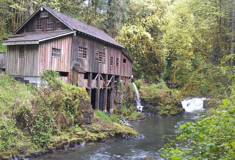 MapleRidge House: A BnB For All Seasons 38/50