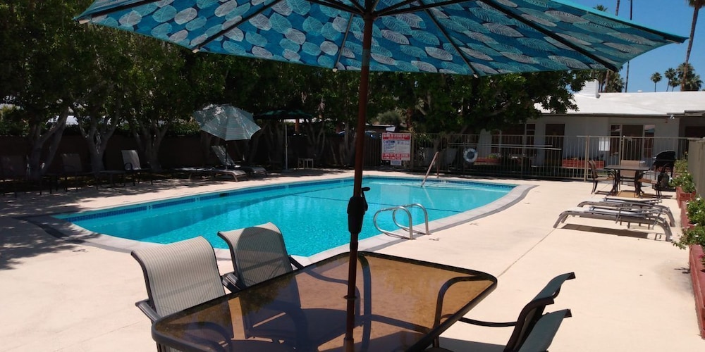 The Villas of Palm Springs 24/50