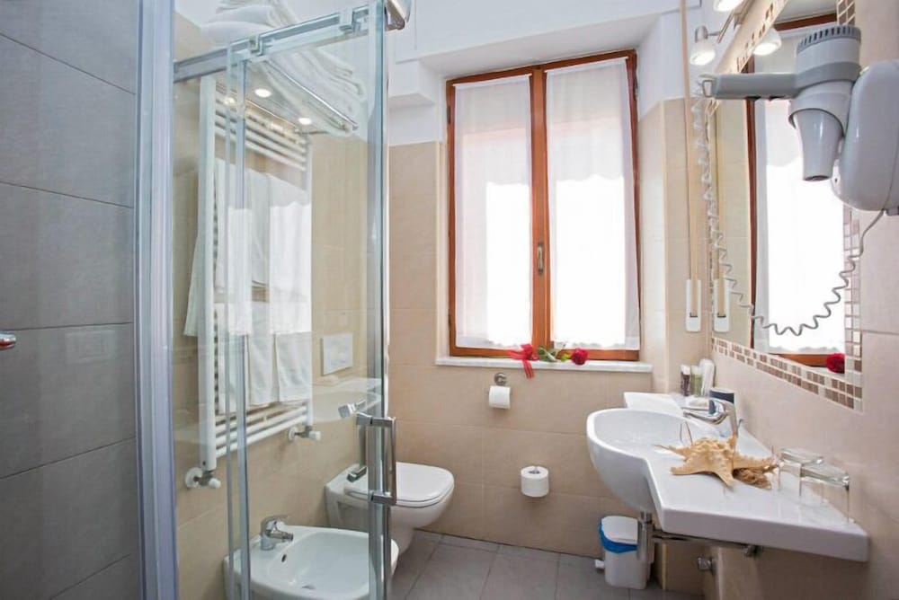 Hotel Lo Squalo 40/41