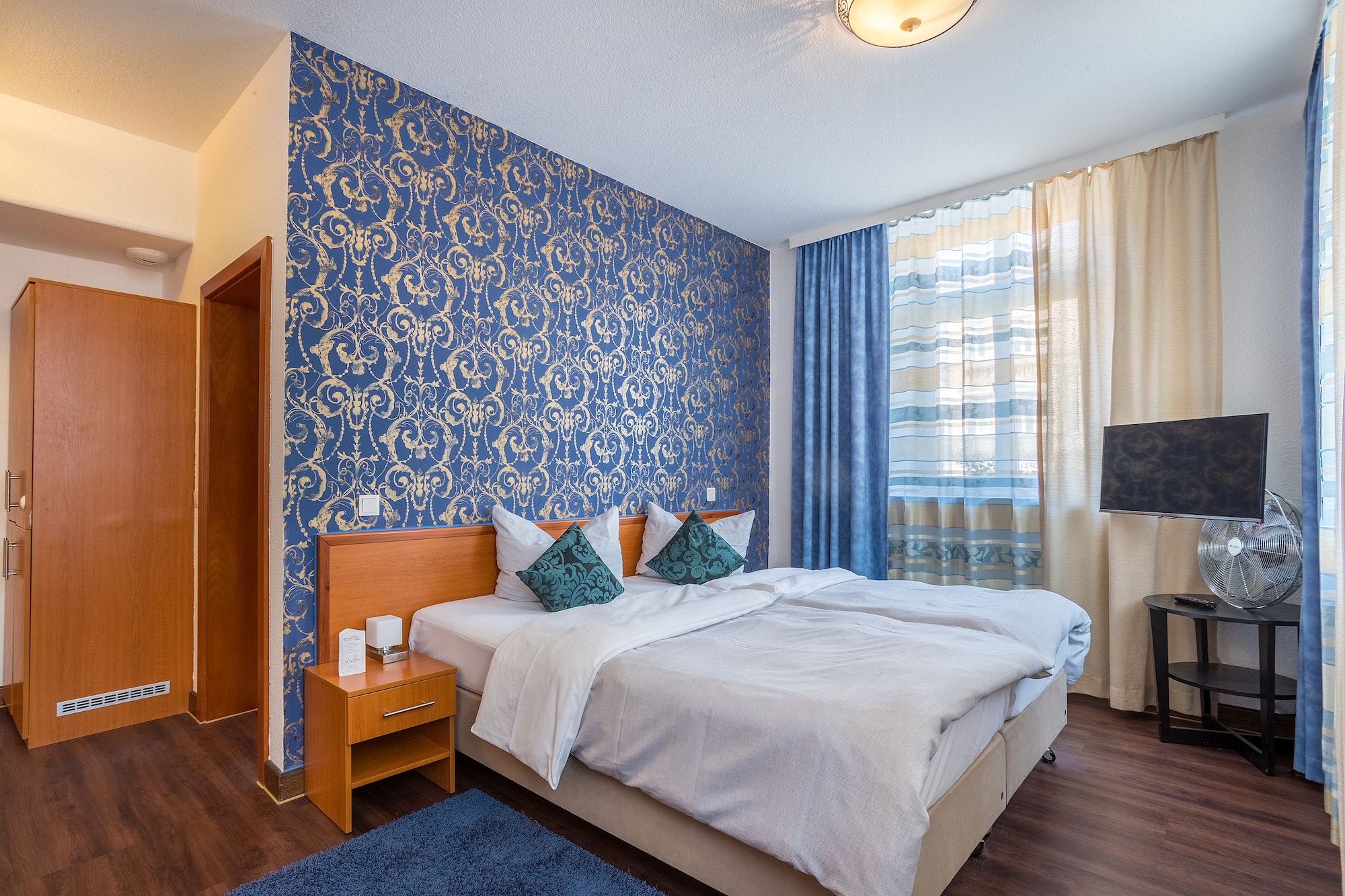 ROOM, TWIN BEDS
