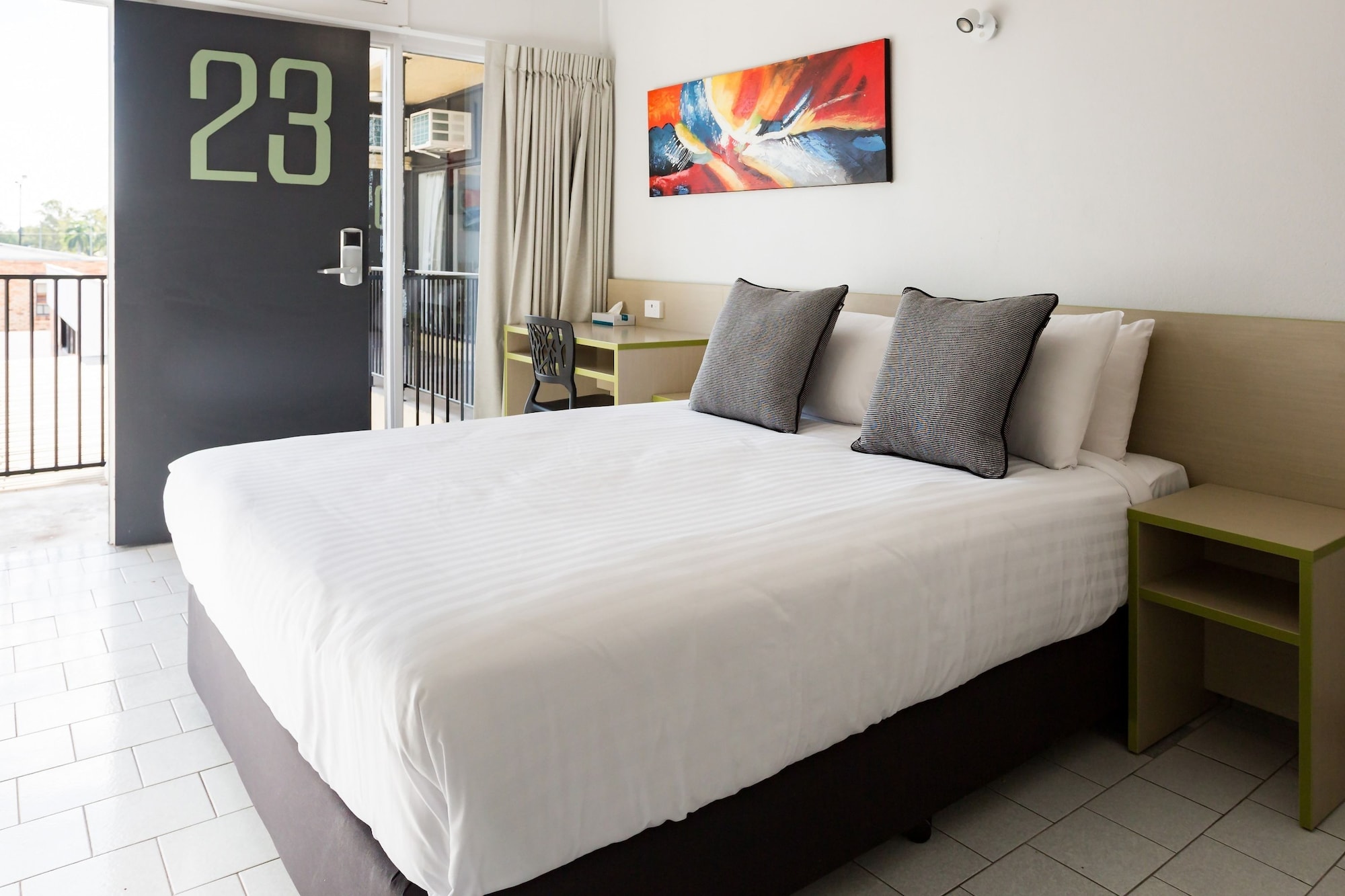 Studio, Queen Bed