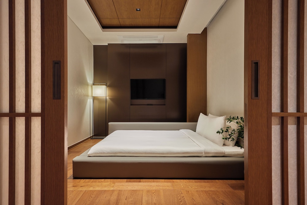 FAMILY SUITE, PINE