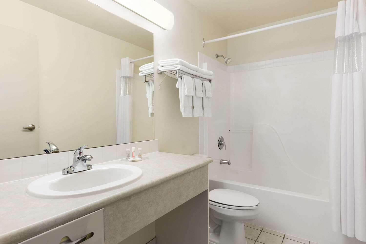 Days Inn by Wyndham Steinbach 42/43