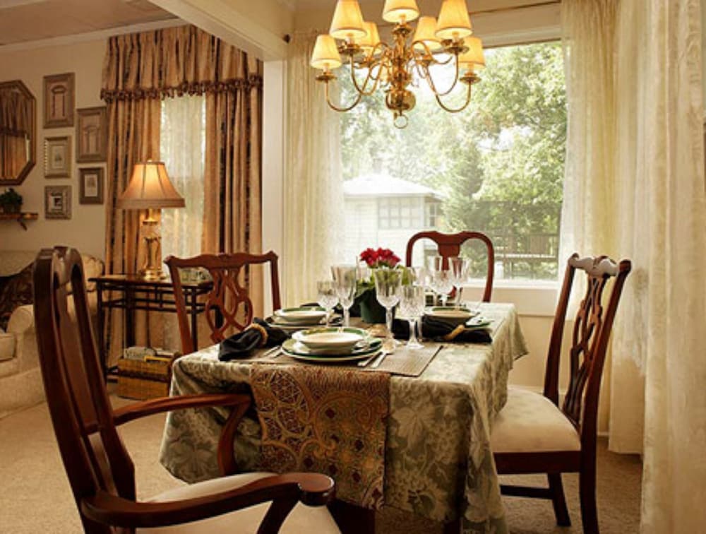Abbington Green Bed &amp; Breakfast Inn 38/49