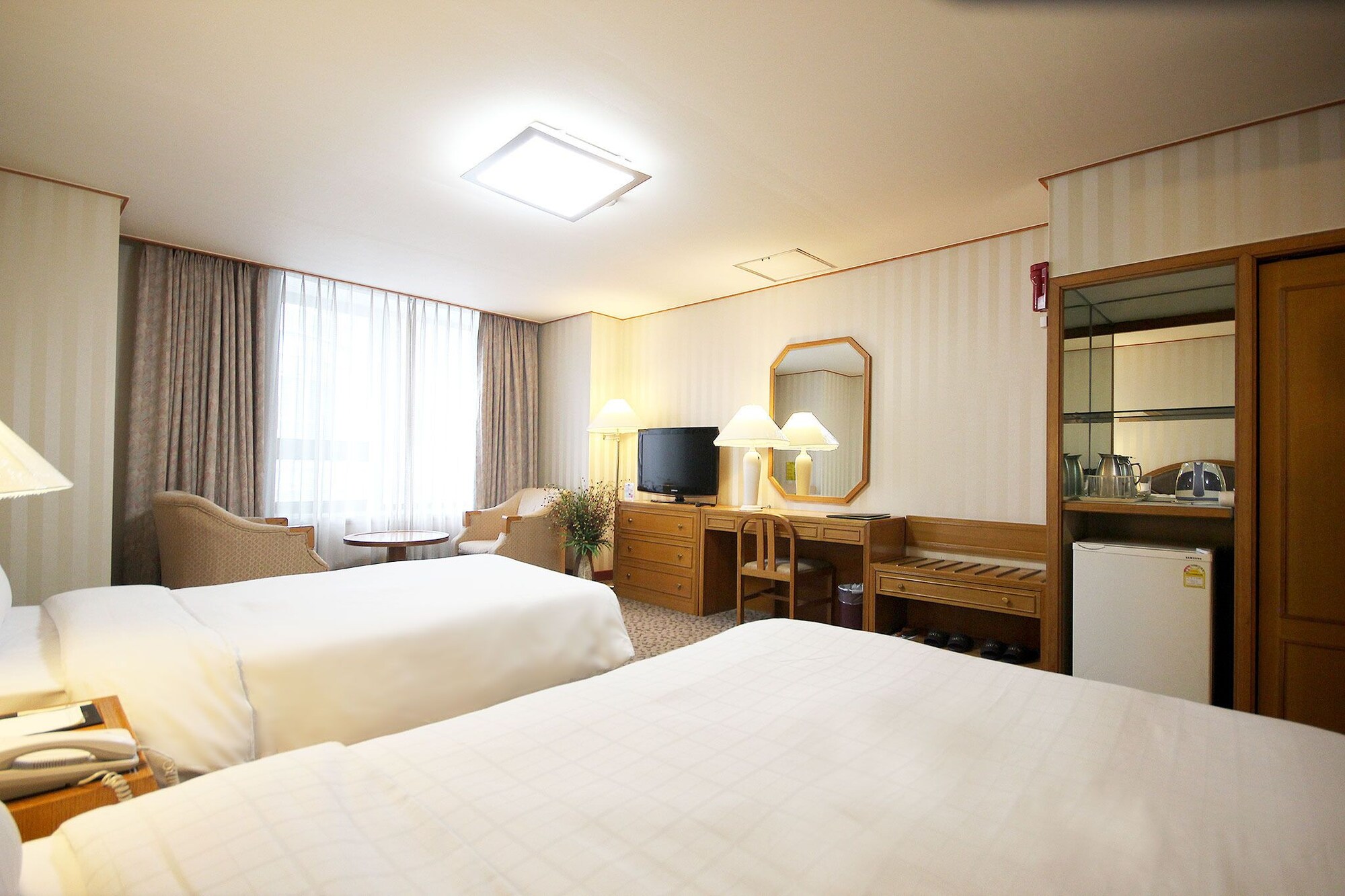DELUXE, TWIN BEDS