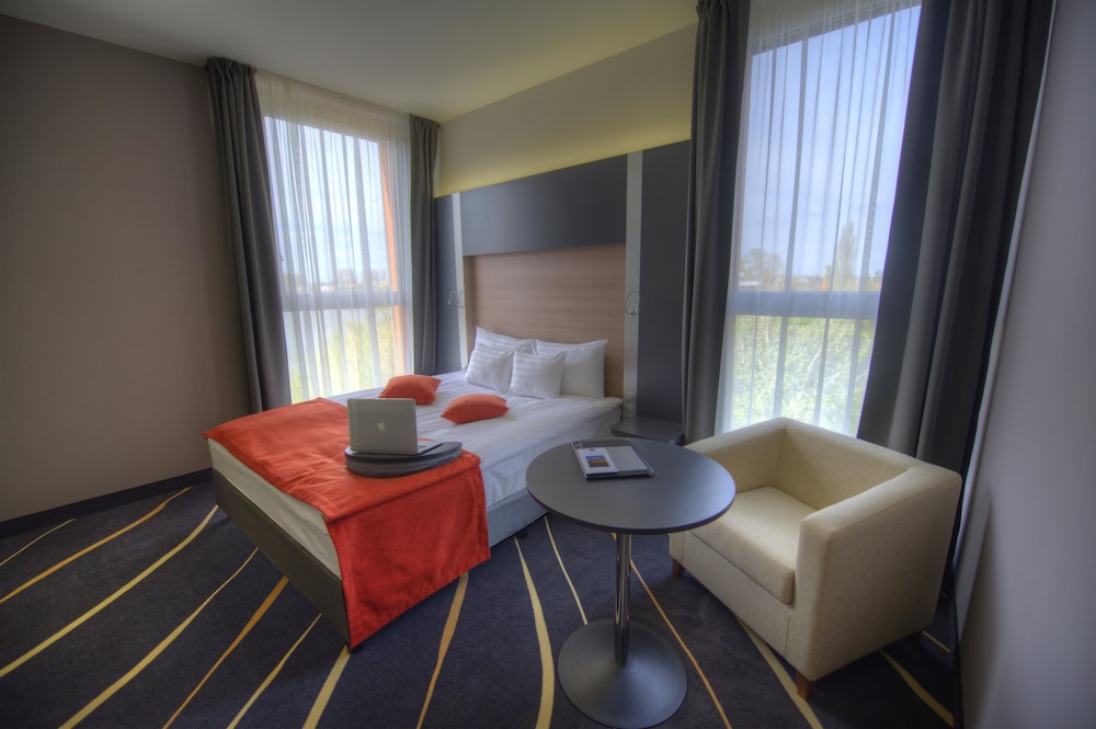 Best Western Plus Lakeside Hotel 49/58
