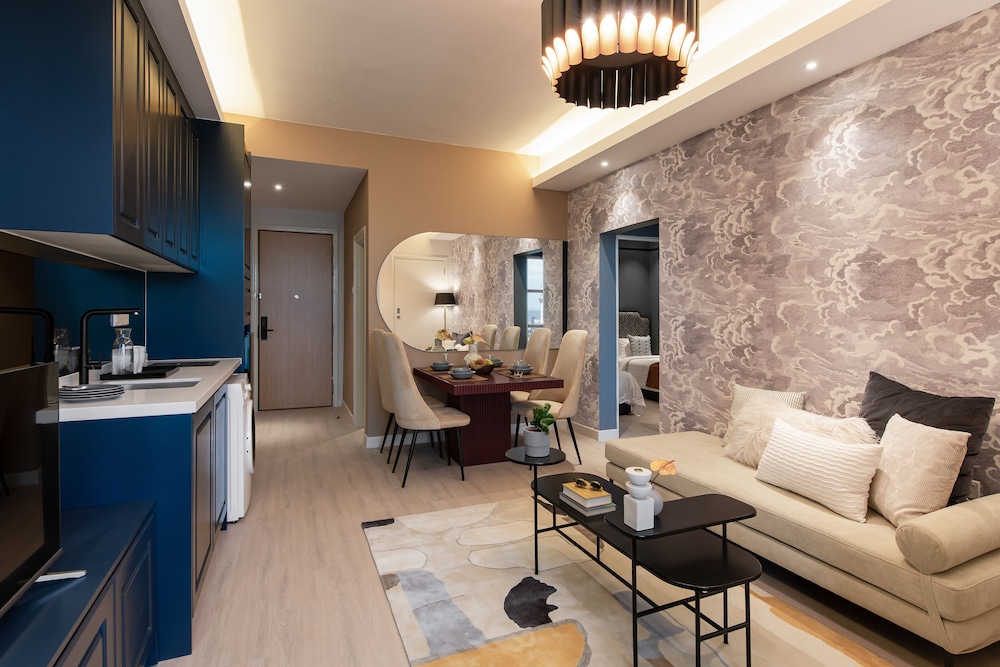 AMI Suites 17/50