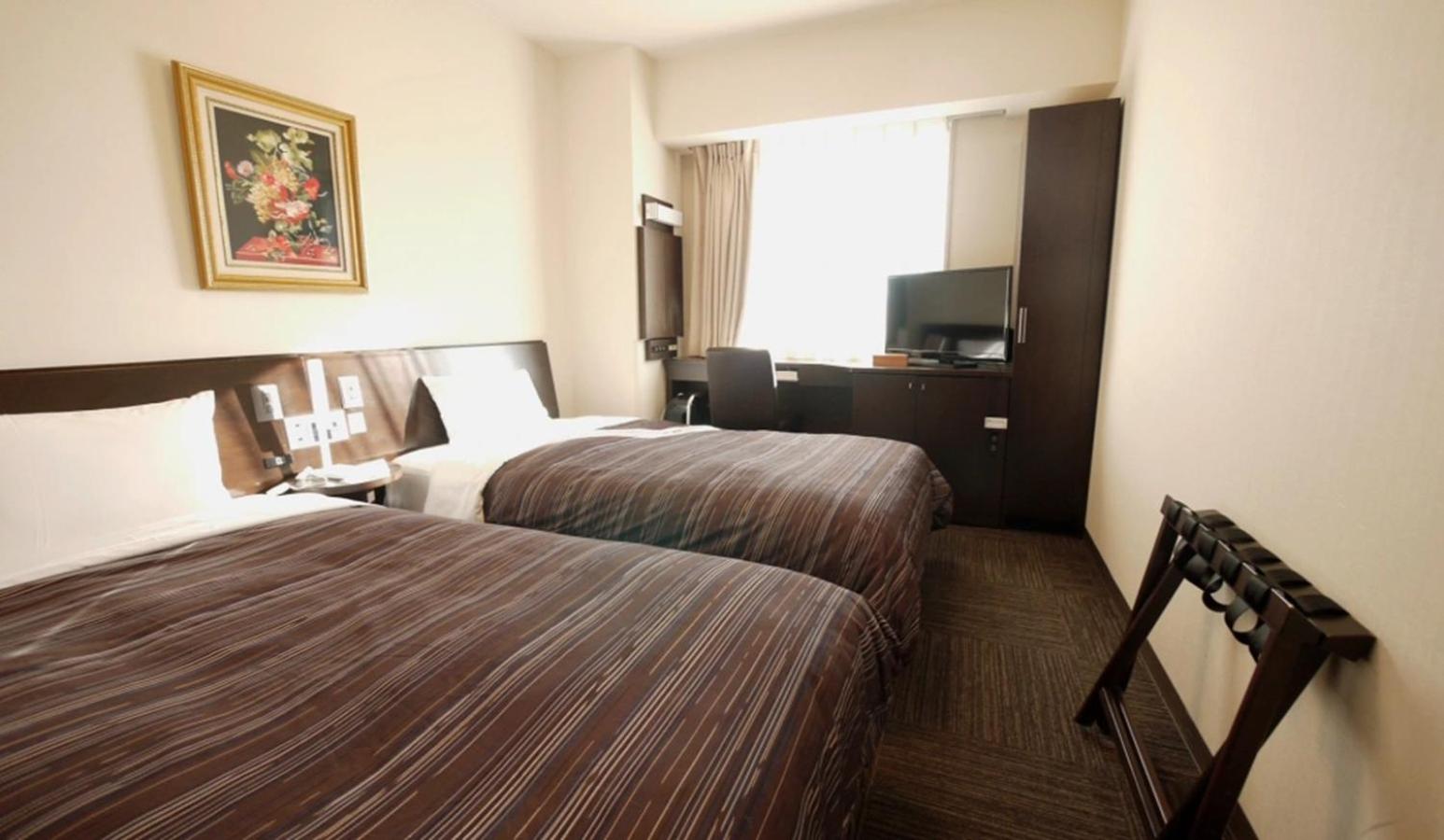 Compact, Twin Beds, Smoking