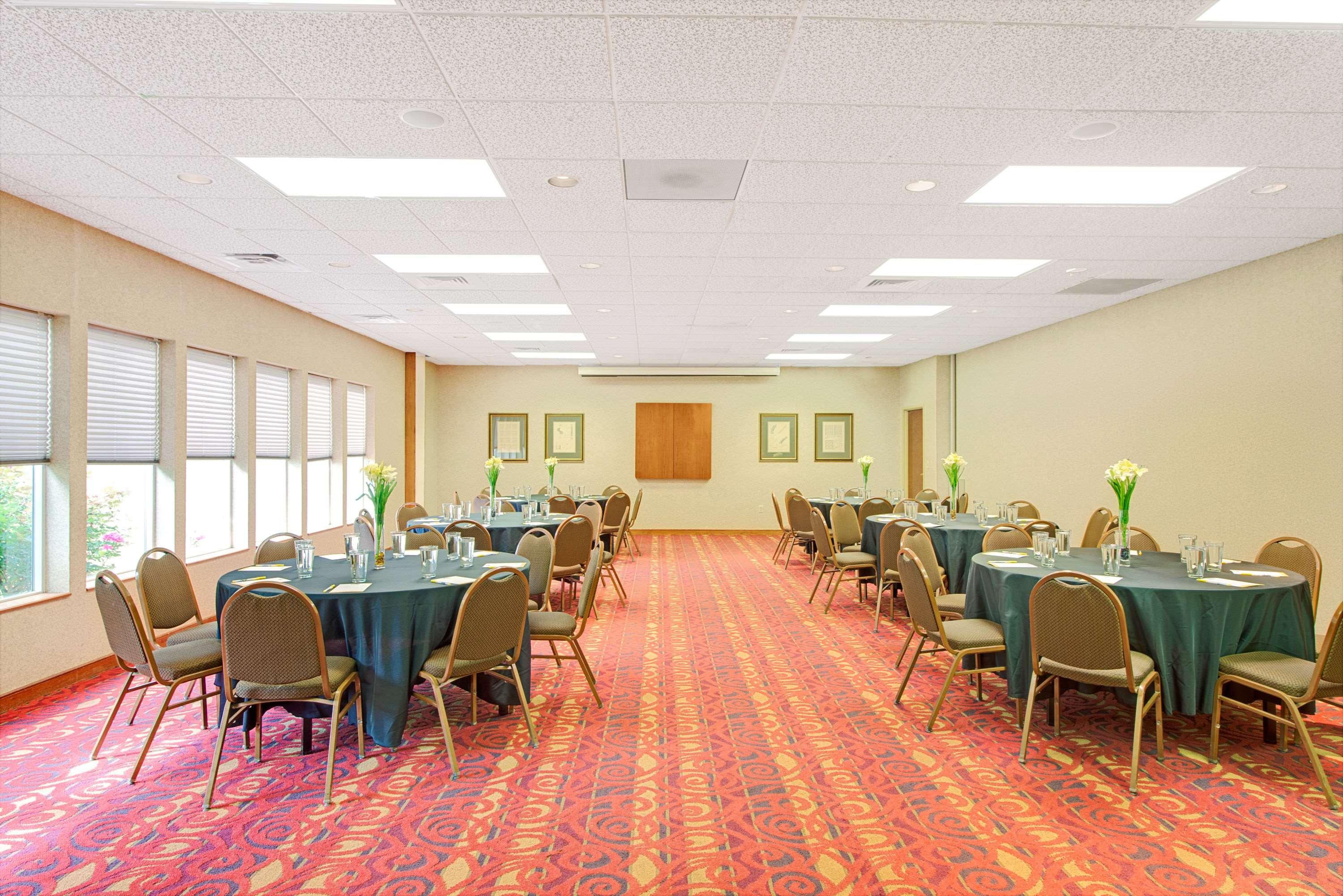 Days Inn & Suites by Wyndham St. Louis/Westport Plaza 26/27