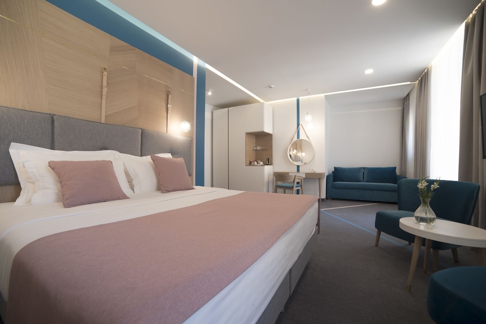 1 BEDROOM, DELUXE, DOUBLE OR TWIN BED