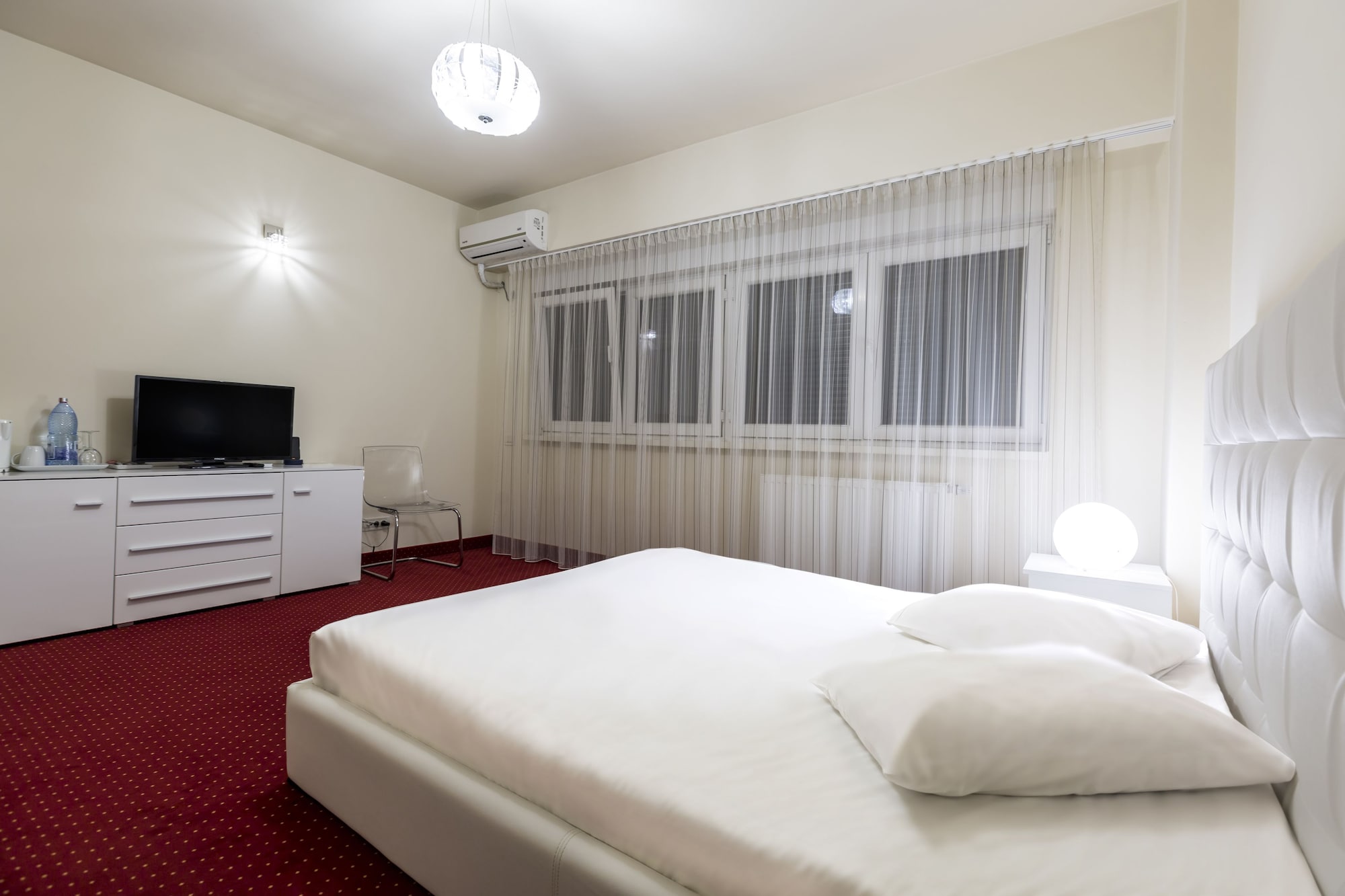 ROOM, DOUBLE BED