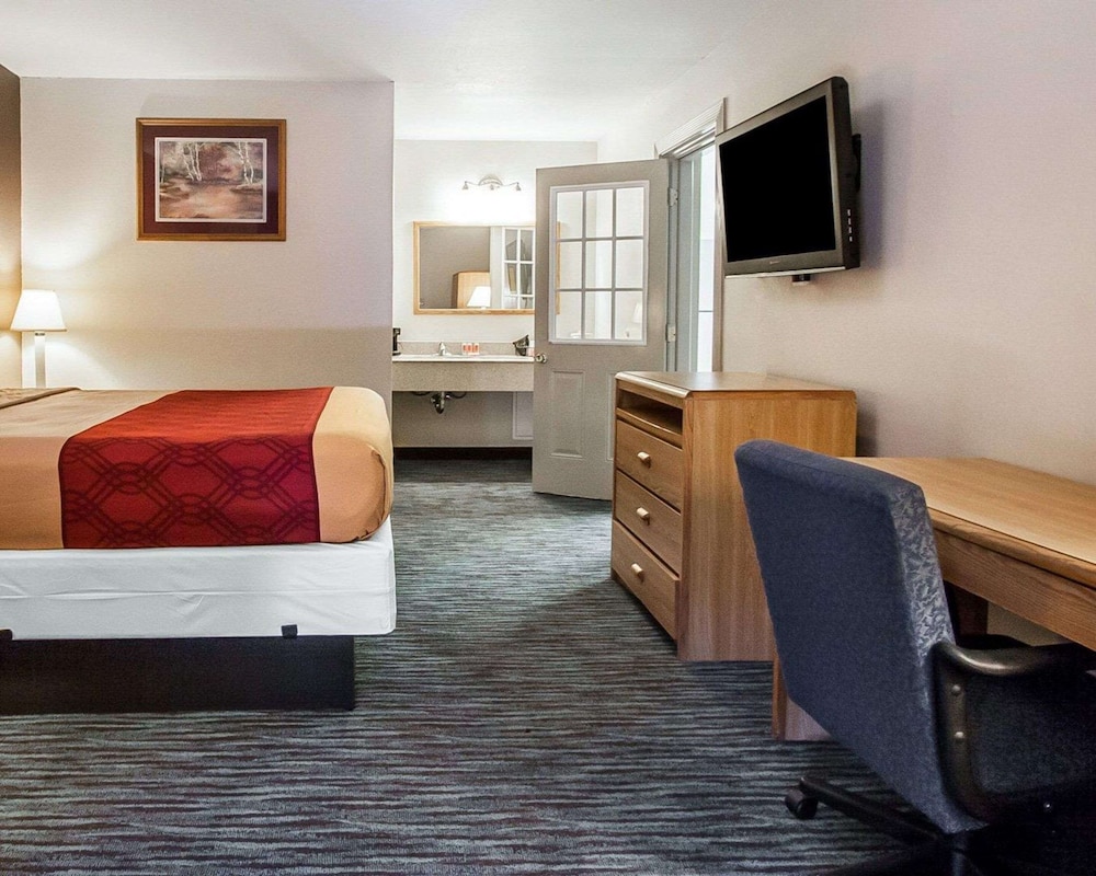 Econo Lodge Inn & Suites Jackson Northwest 25/38
