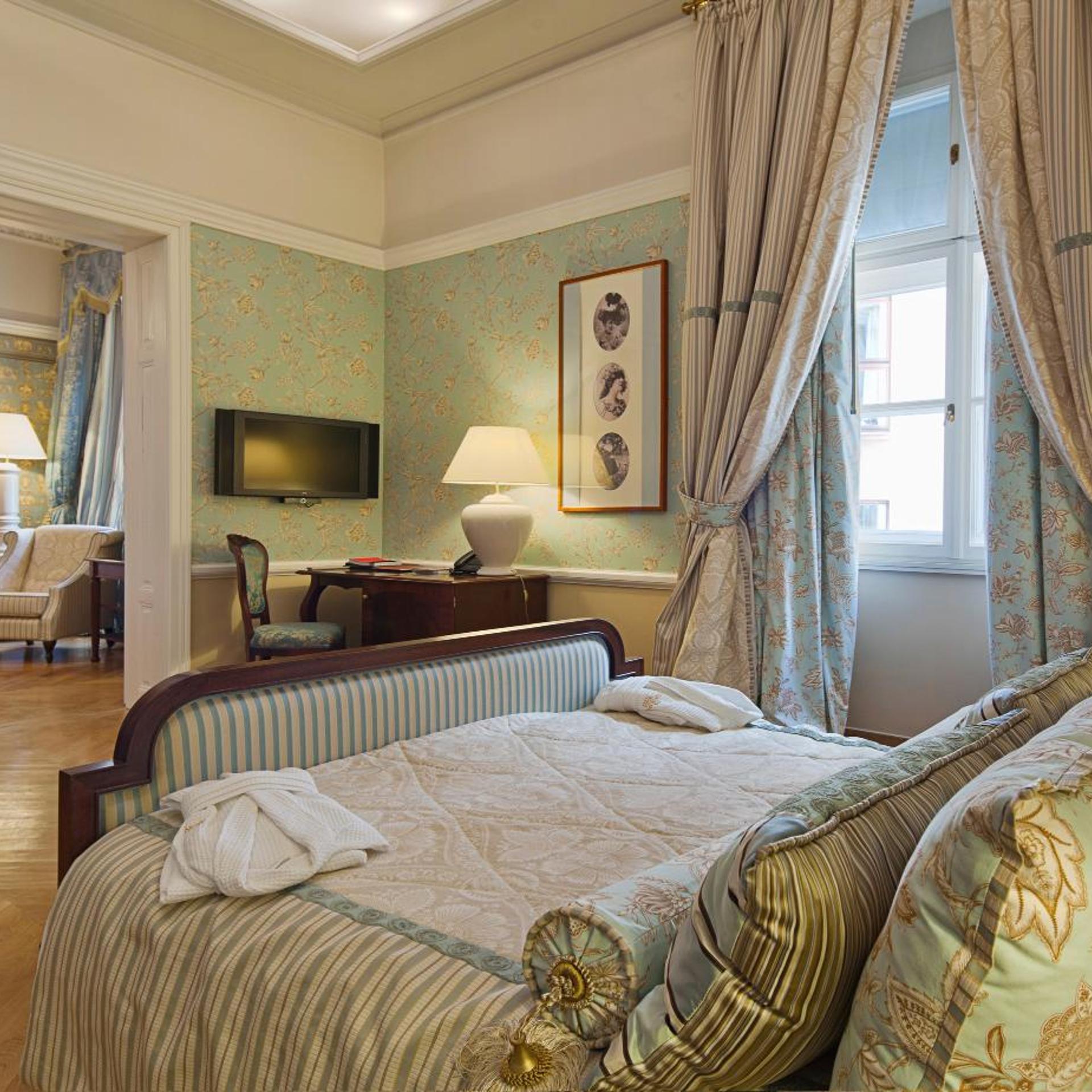 EXECUTIVE, SUITE