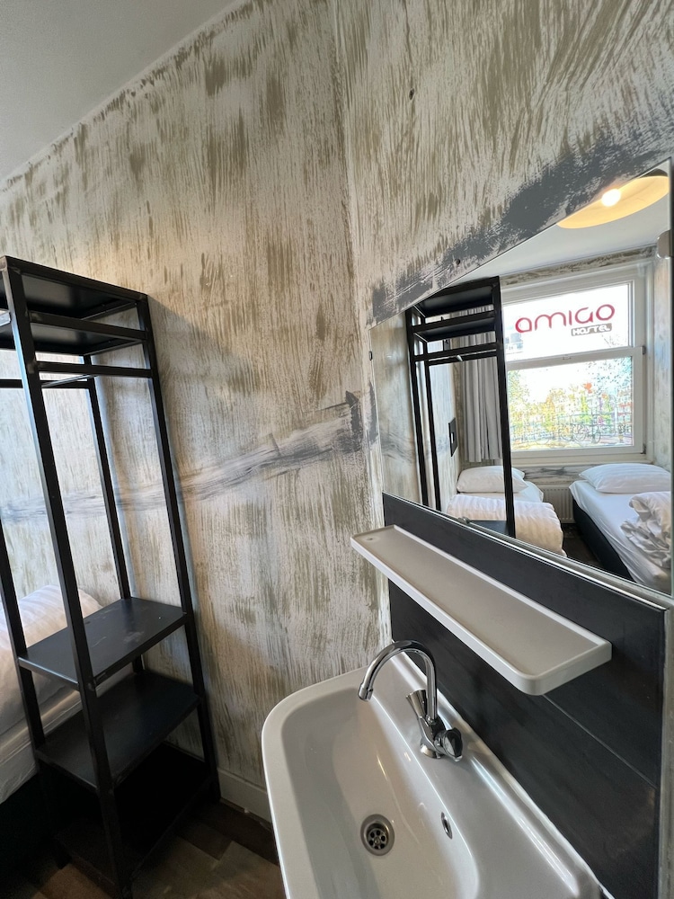 Amigo Budget Hotel 48/50