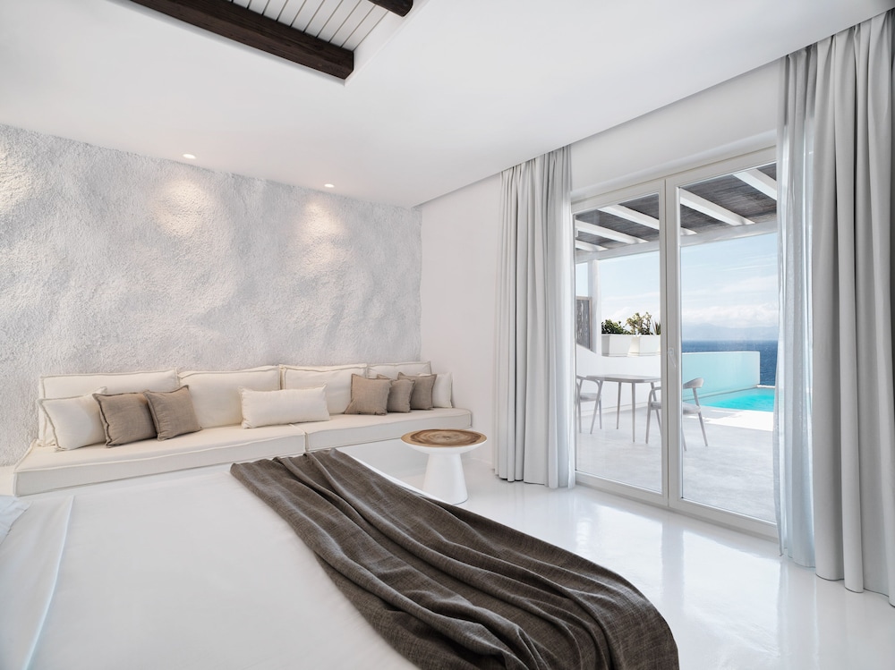 EXECUTIVE, SUITE, SEA VIEW, PRIVATE HEATED POOL