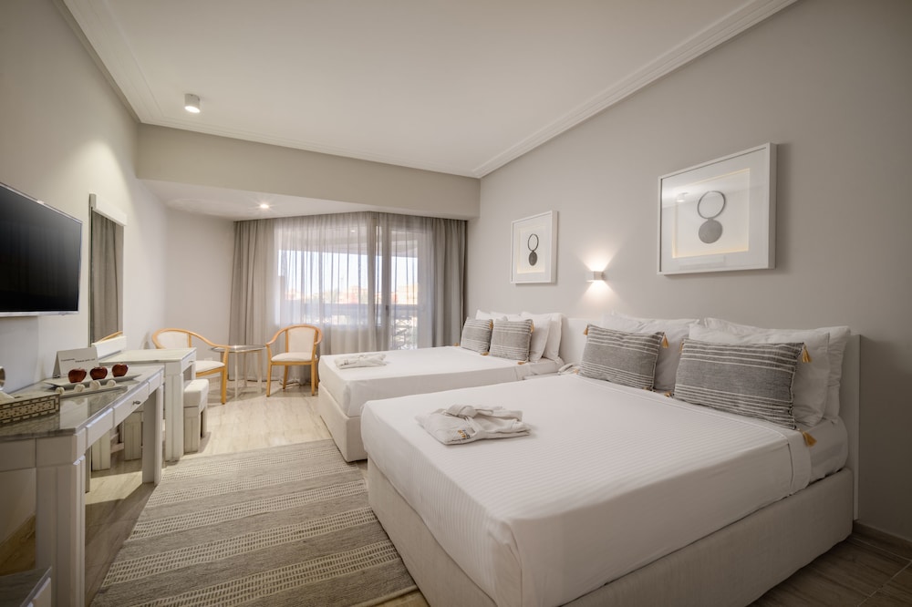 Superior, Family, Suite, 1 King and 2 Queen Beds