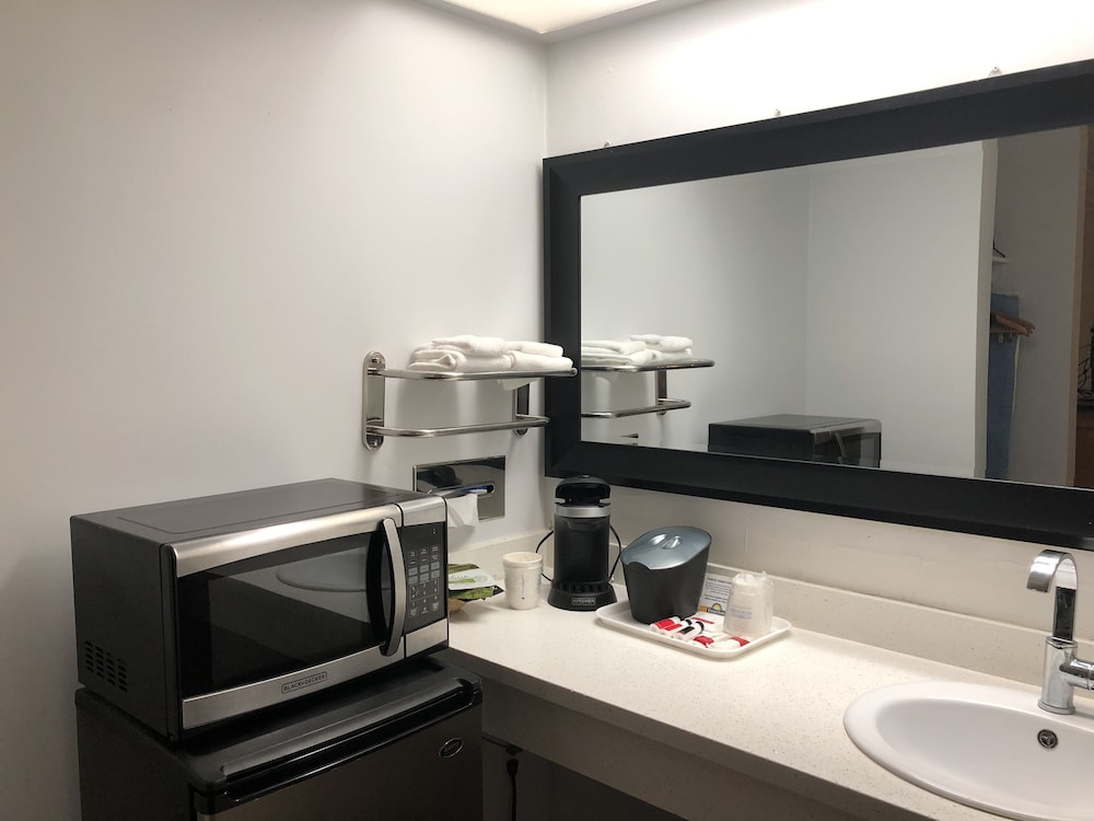 Days Inn by Wyndham Near City Of Hope 19/24