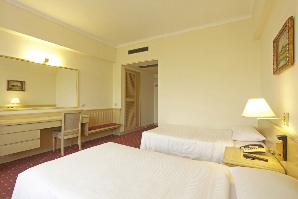 Emperor Hotel 24/50