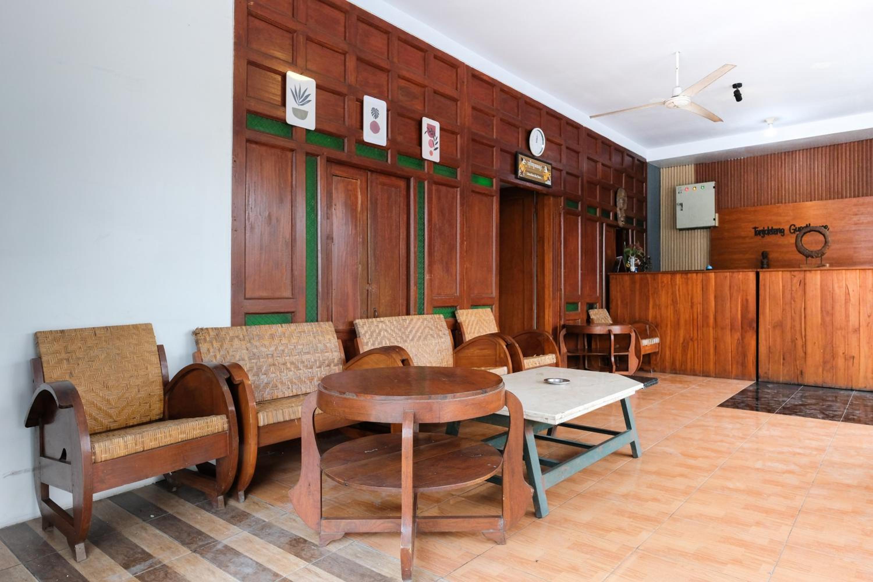OYO 4016 Tan Jokteng Guest House 38/51
