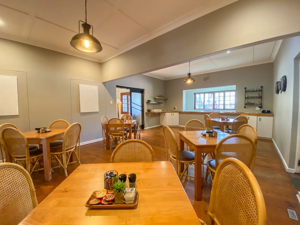Loerie Guest Lodge 18/25