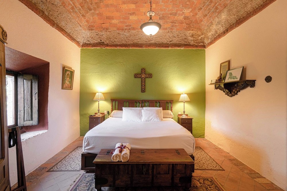 Design, Suite, 1 King and 1 Single Beds