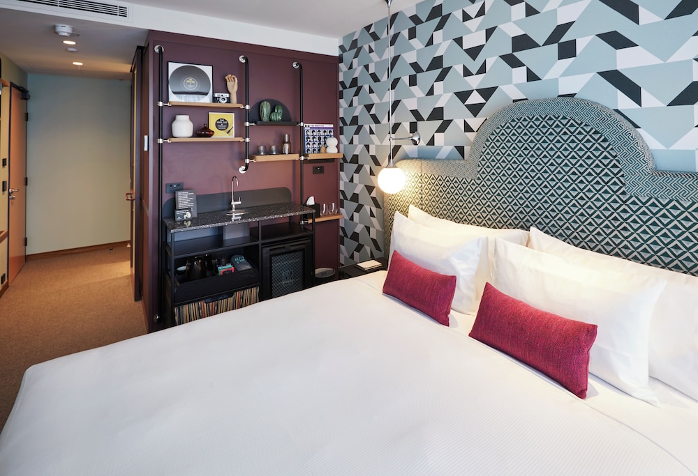 GROOVY, STUDIO, KING BED