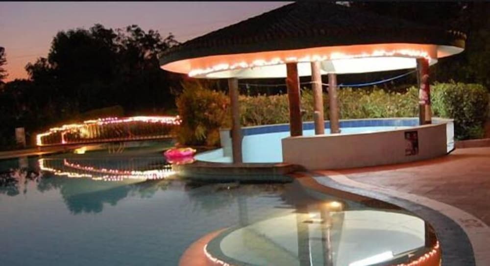 BLUE COUNTRY RESORT 33/33