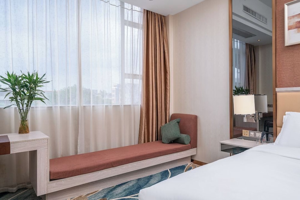 Grand Hyatt International Hotel & Free Airport Shuttle, Free VPN, Penguin Airport Hotel. 6/10