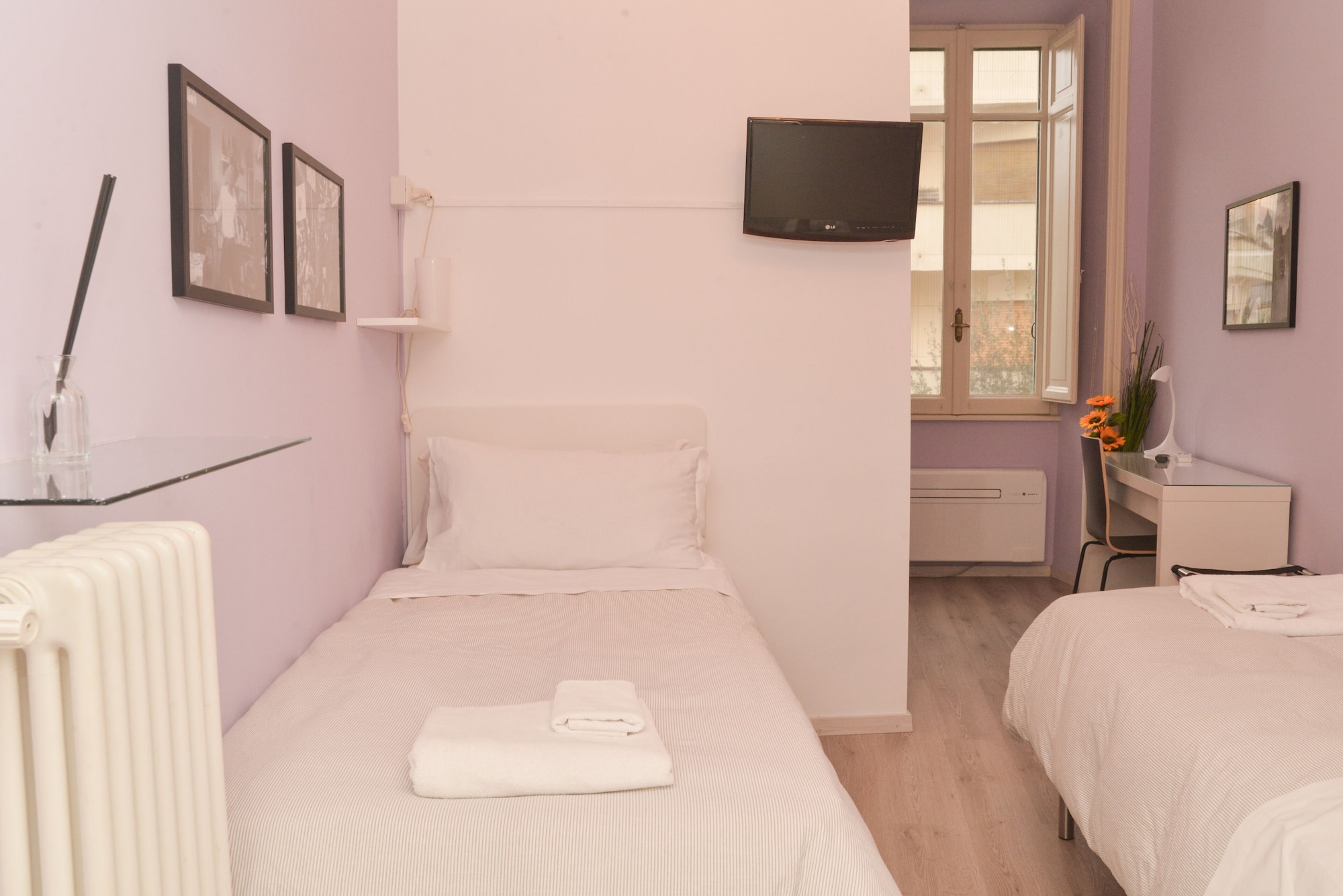 ROOM, TWIN BEDS