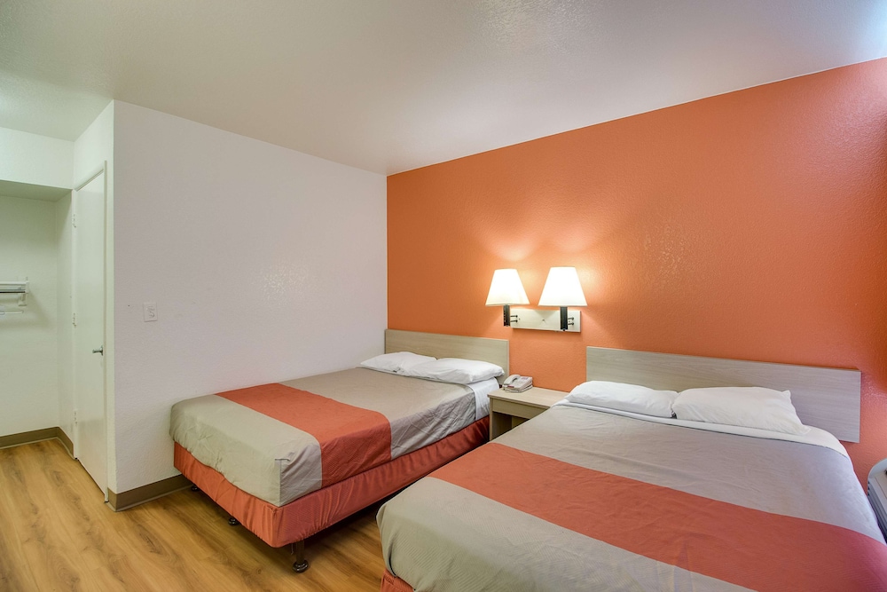 غرفة قياسية بسريرين مزدوجين، Motel6 Phoenix, AZ - East 2/8