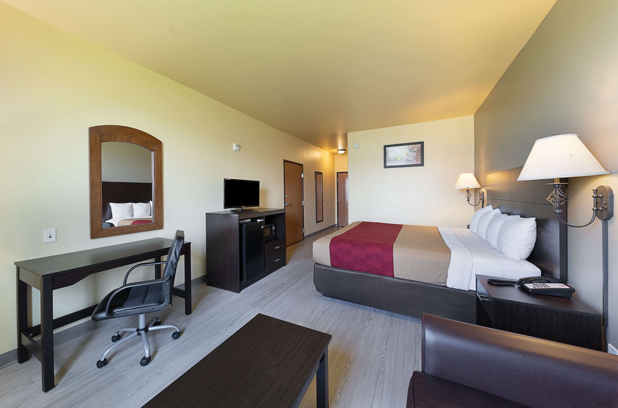 غرفة قياسية بسرير كينج، Econo Lodge Inn and Suites Bridgeport 3/3