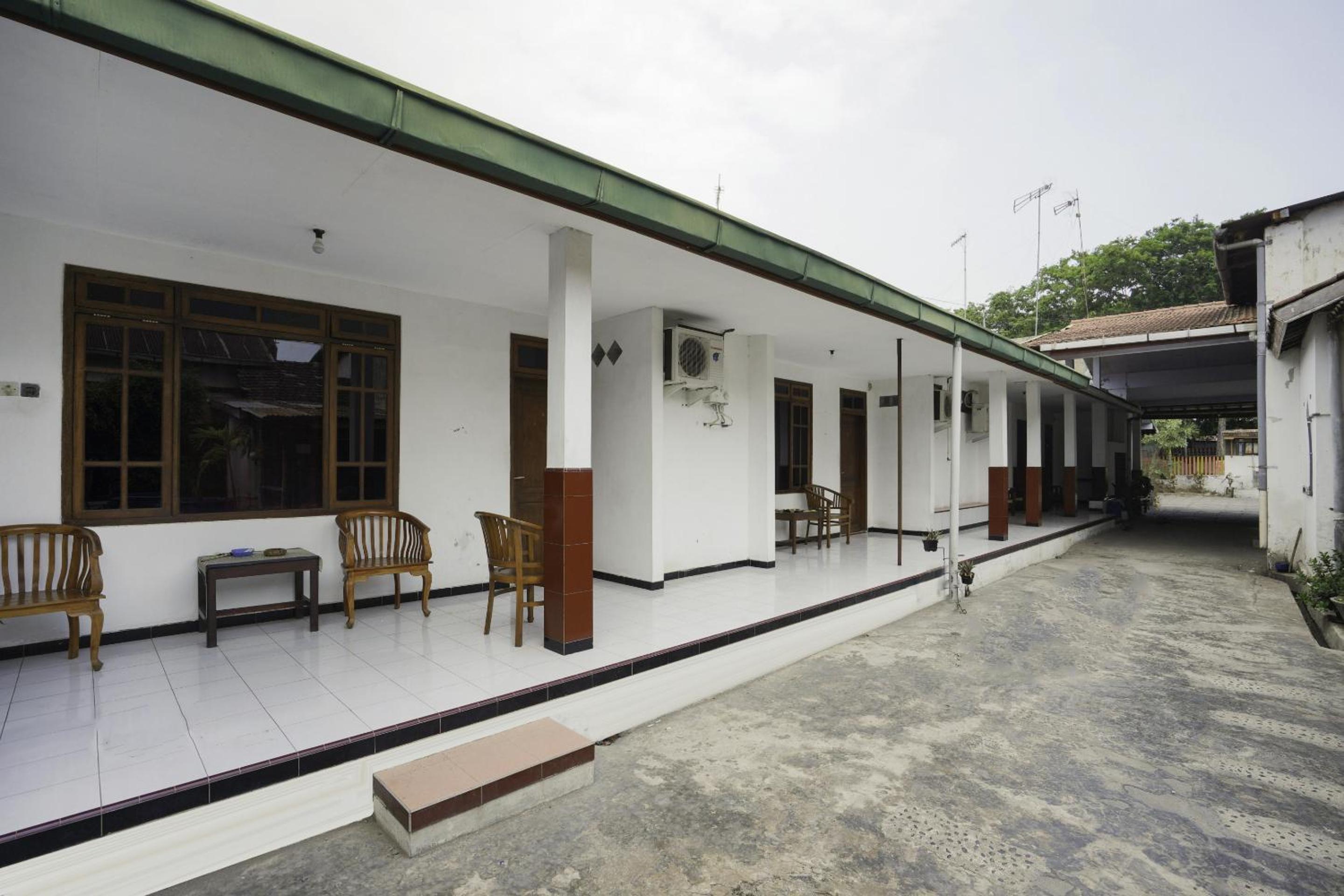 OYO 1999 Hotel Tentrem Syariah 28/33