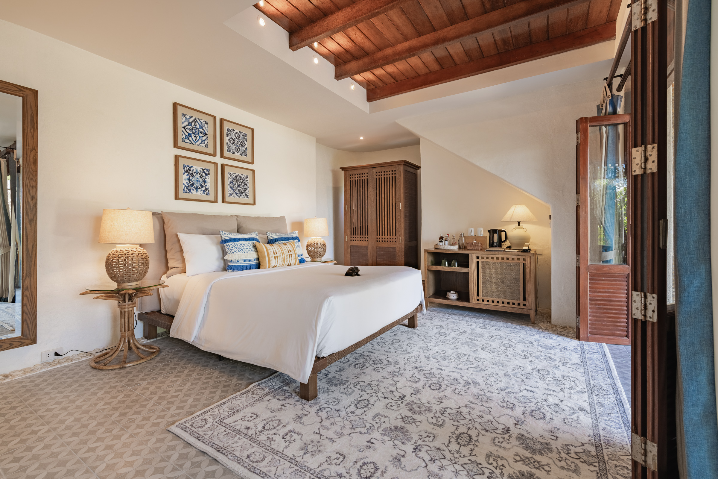 Garden Pool, Suite