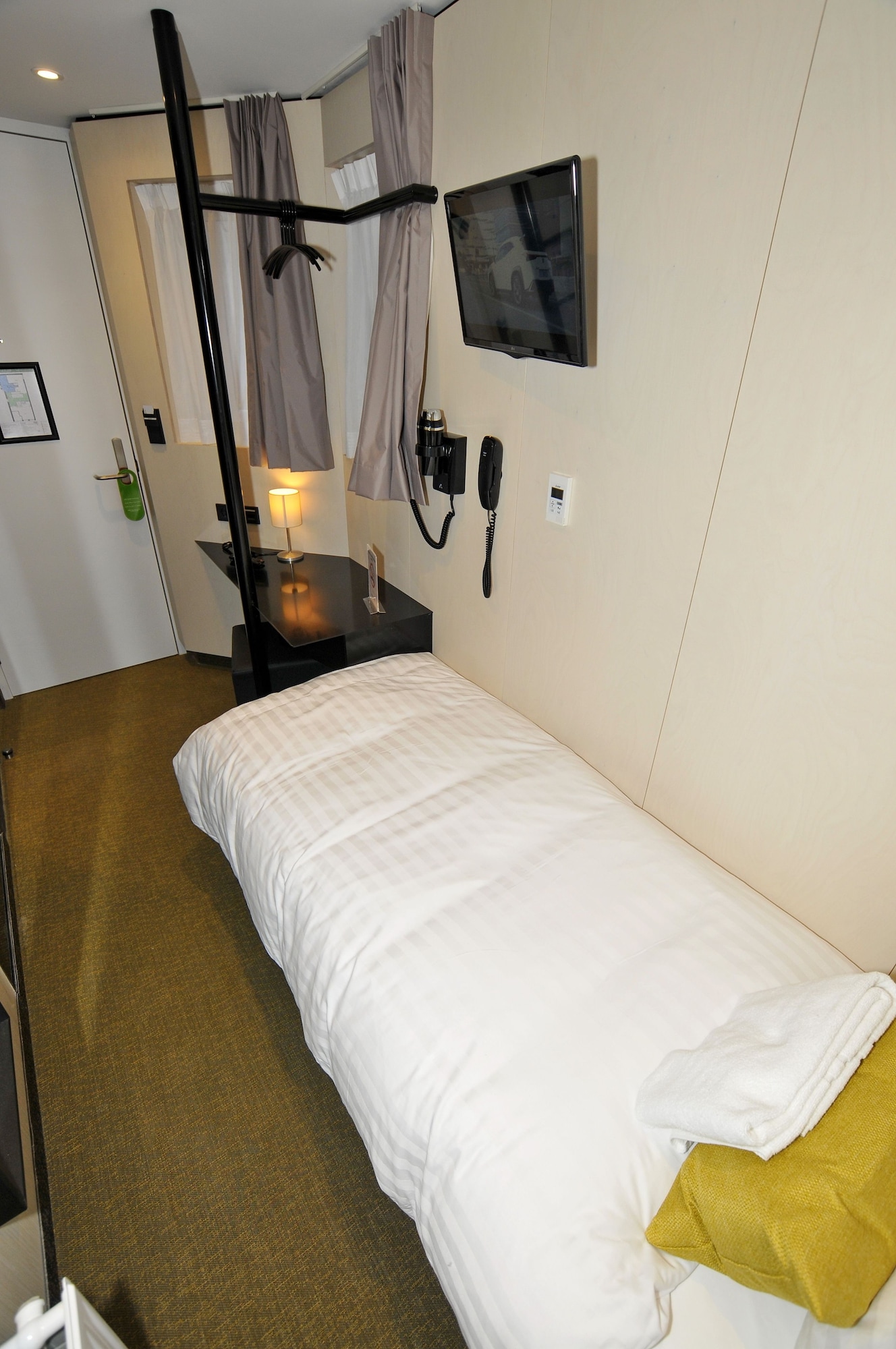 ROOM, SINGLE