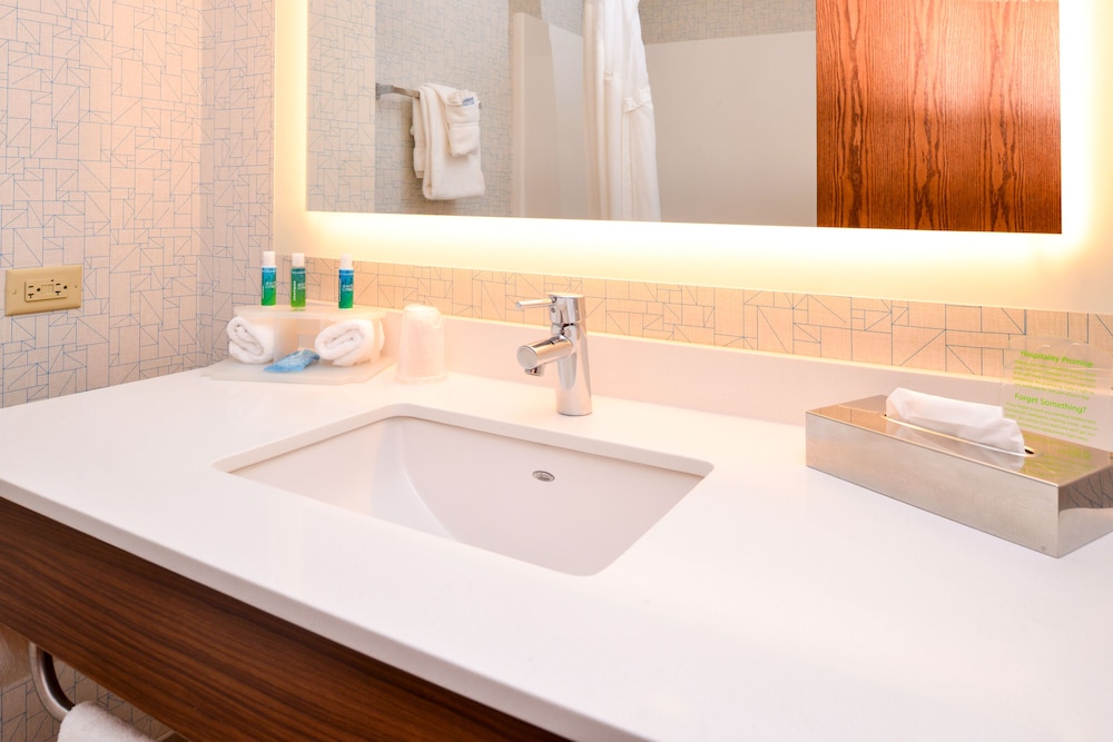 Holiday Inn Express Hotel & Suites Urbana-Champaign(U Of I Area) 24/74