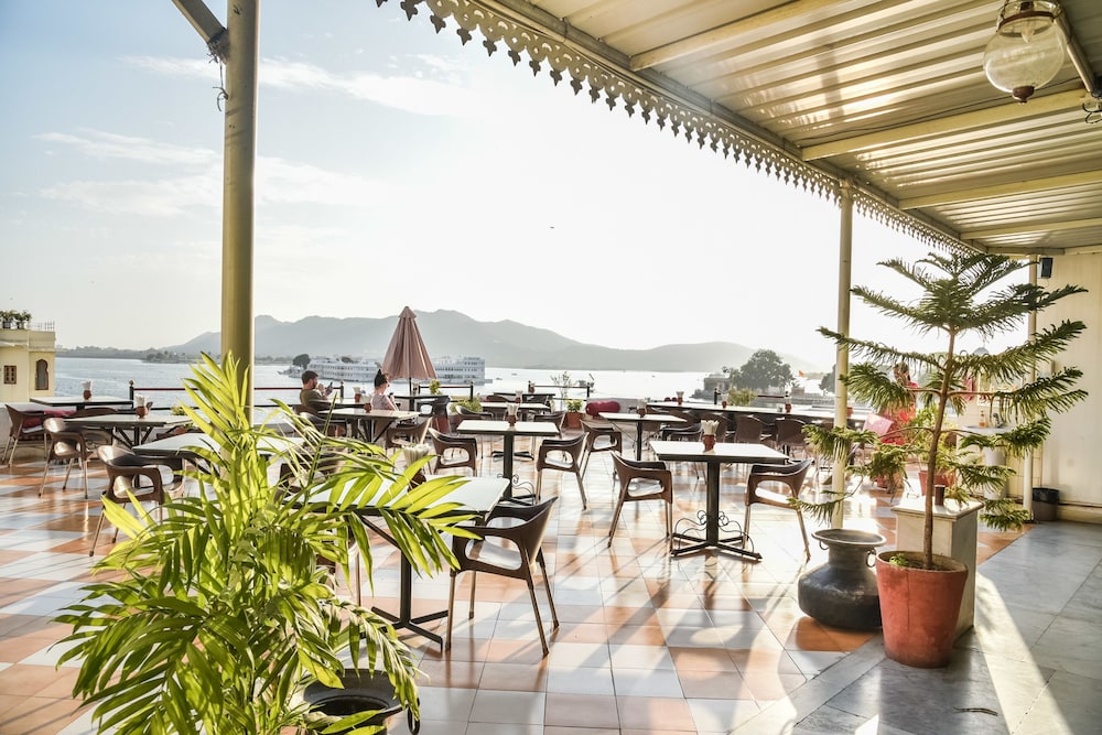 Hotal Devraj Niwas on Lake Pichola Udaipur 39/50