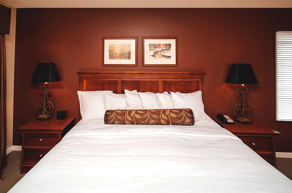 1 Bedroom, Condo, Deluxe, Queen Bed, Golf Course View, Sofa