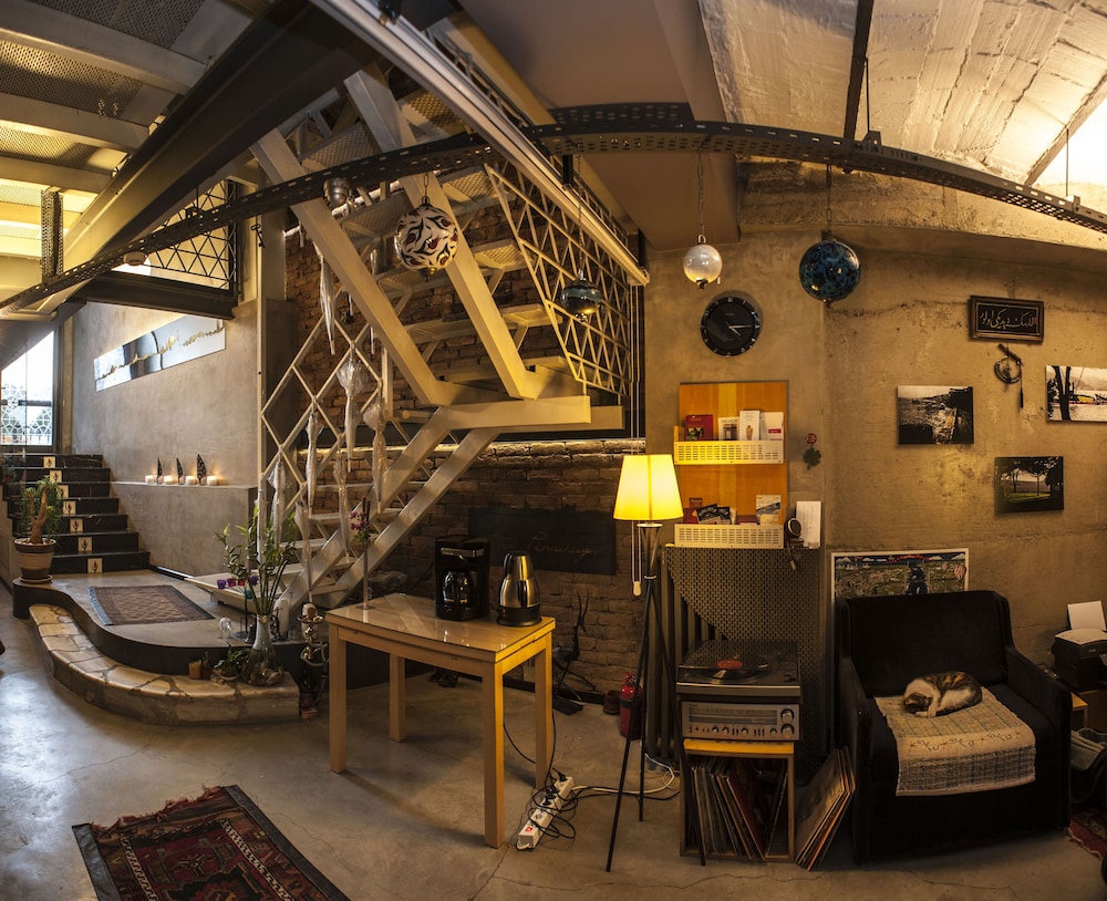 Peradays Hotel 3/48