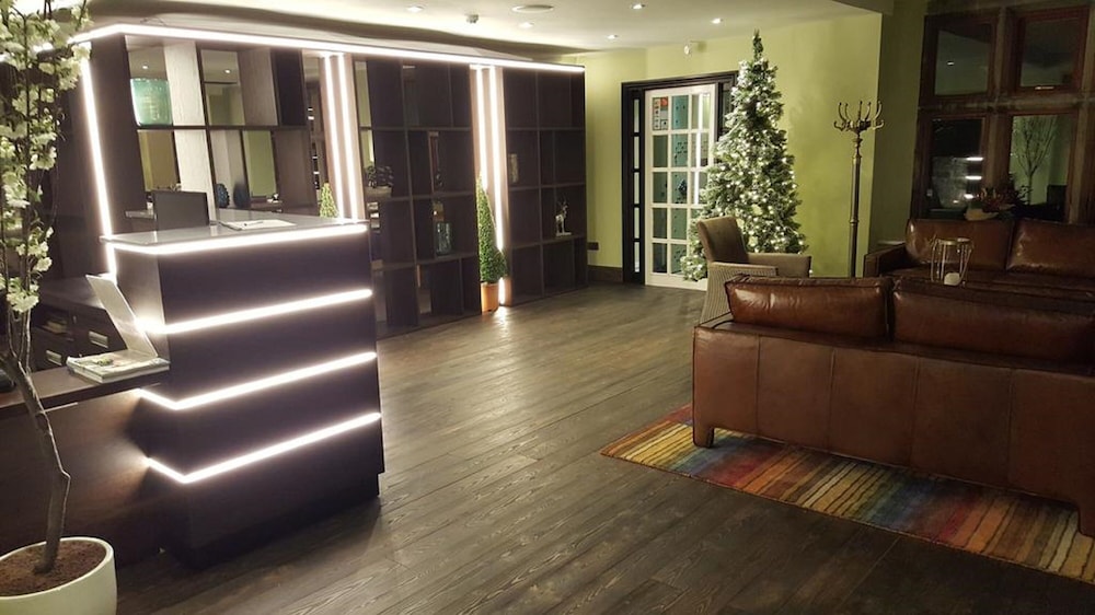 Stonecross Manor Hotel 27/37