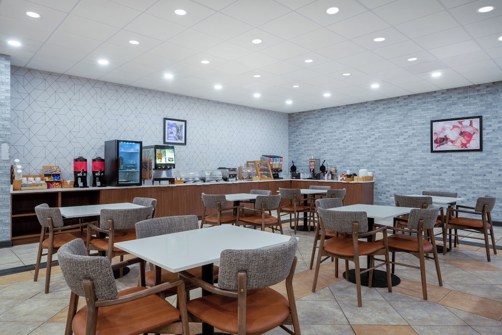 Hawthorn Extended Stay by Wyndham Columbia / Ft. Jackson 32/55