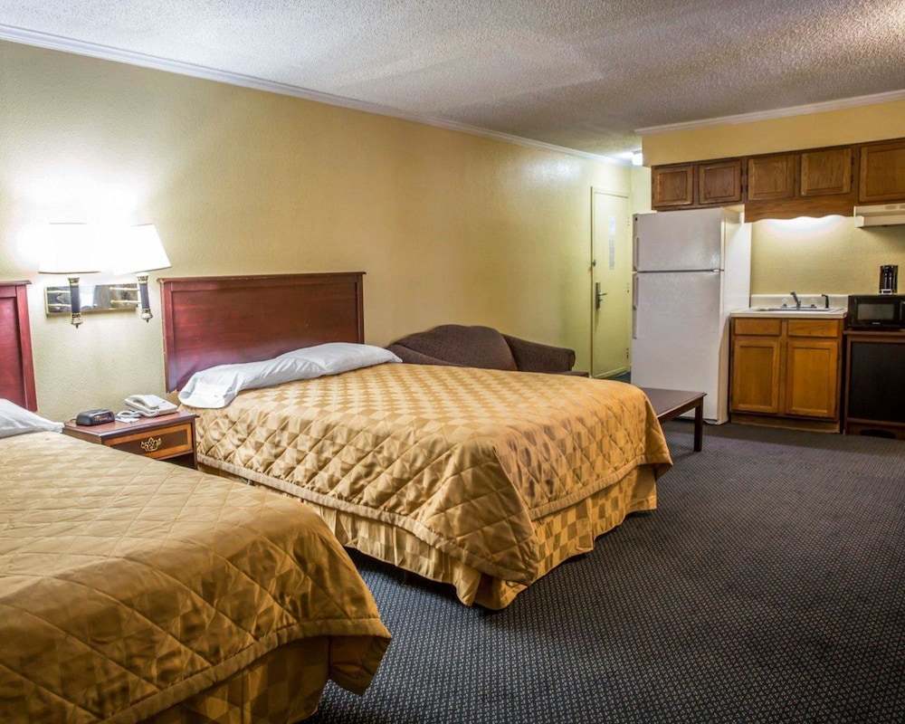 Rodeway Inn and Suites Plymouth Hwy 64 10/55