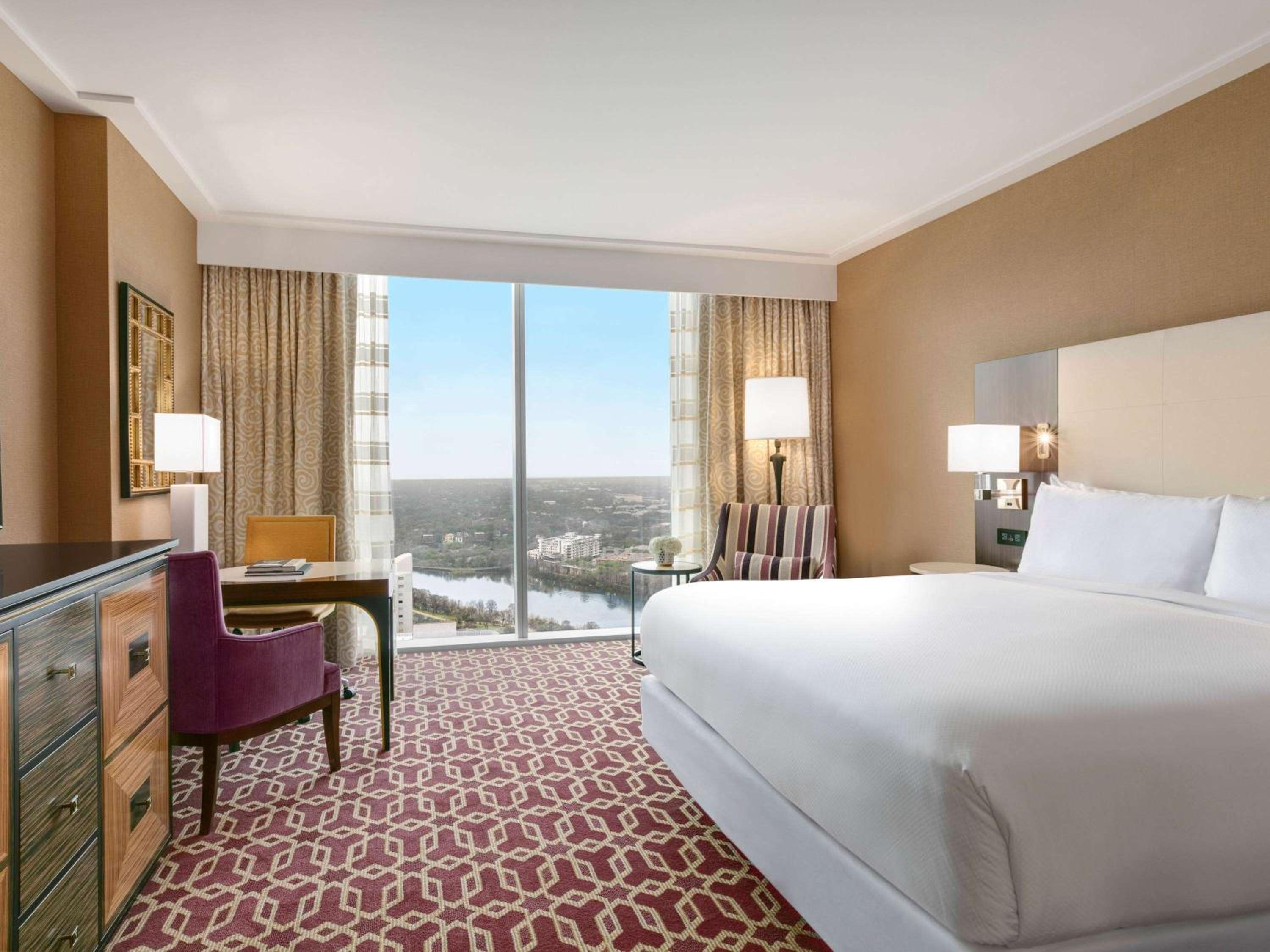 Signature, 2 Queen Beds, Skyline View, Corner