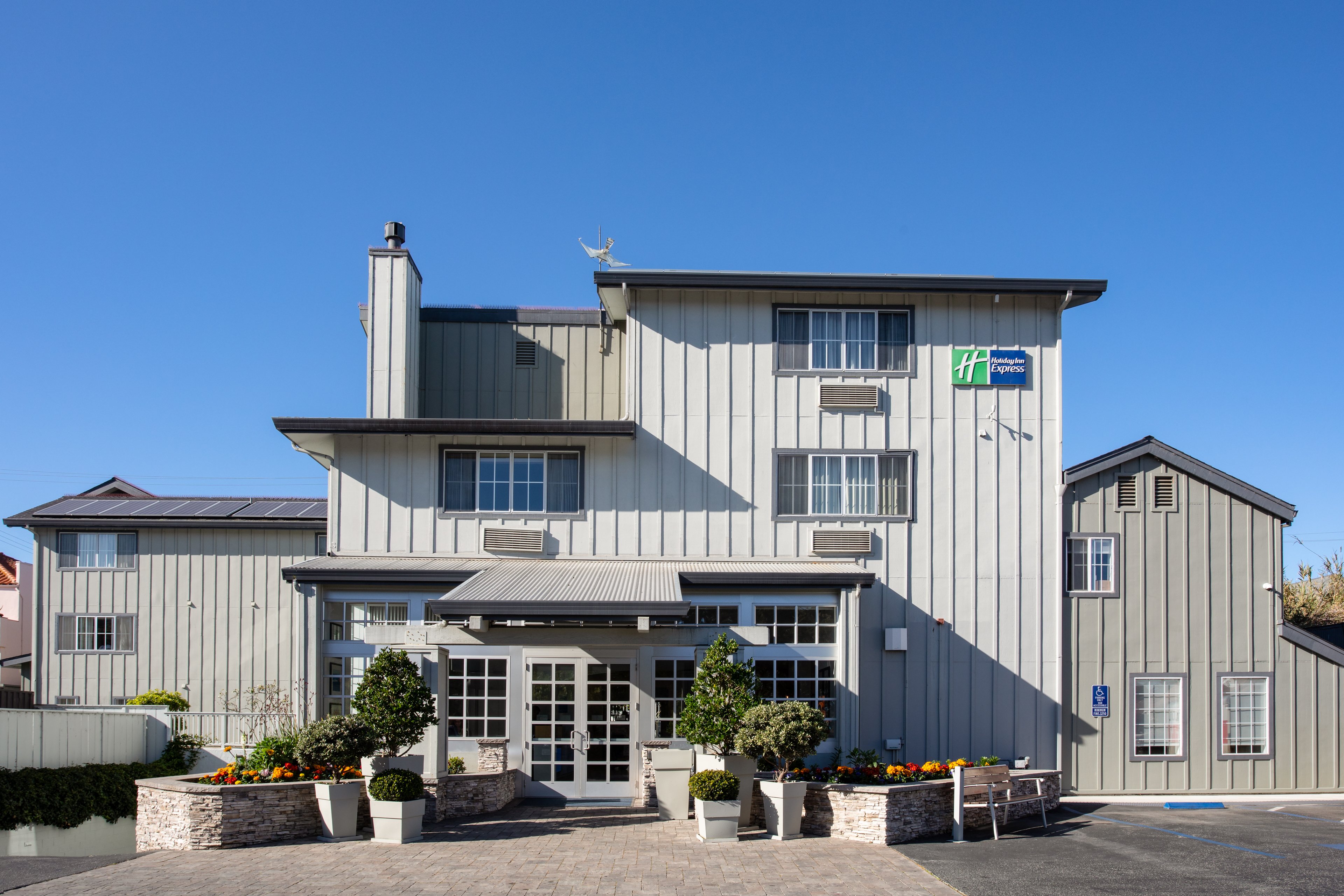 Holiday Inn Express Monterey Cannery Row 61/66