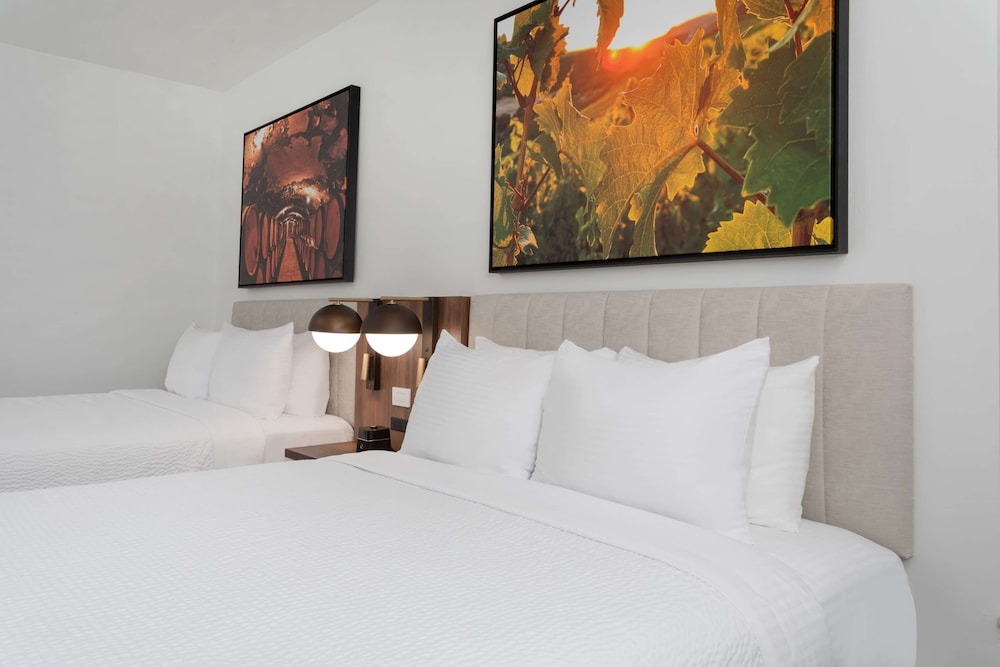 La Quinta Inn & Suites By Wyndham Galt Lodi North 33/56